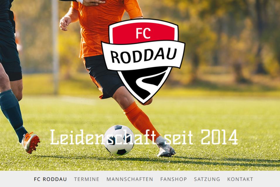Logo des FC Roddaus in einem Sportkontext, umgeben von grüner Rasenfläche und Spielern im Fußballspiel.