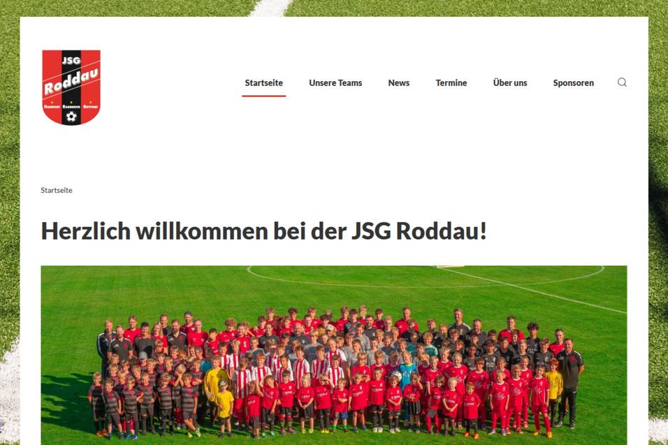 JSG Roddau Gruppenfoto von Spielern der JSG Rodgau auf einem Fußballplatz, sie tragen Trikots in verschiedenen Farben.
