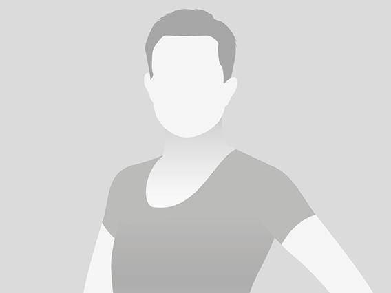 Silhouette einer Person in einem T-Shirt, mit verschränkten Armen vor grauem Hintergrund.