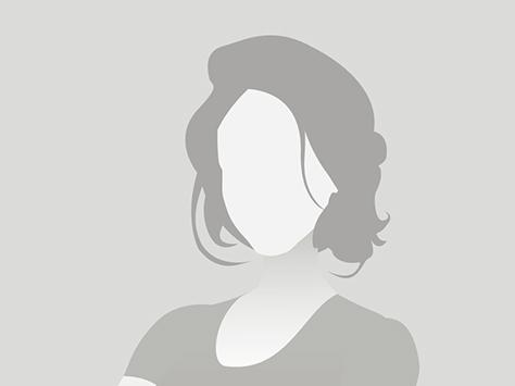 Umriss eines weiblichen Körpers mit überkreuzten Armen, in grauer Silhouette auf grauem Hintergrund.