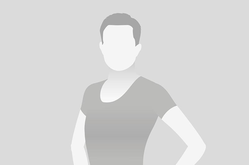 Silhouette einer Person in einem T-Shirt, mit verschr&auml;nkten Armen vor grauem Hintergrund.