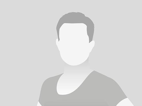 Silhouette einer Person in einem T-Shirt, mit verschränkten Armen vor grauem Hintergrund.