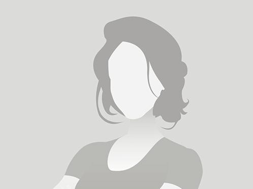 Umriss eines weiblichen Körpers mit überkreuzten Armen, in grauer Silhouette auf grauem Hintergrund.