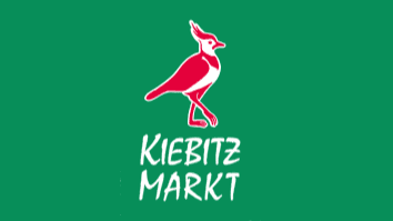 Logo von Kiebitz Markt mit rotem Vogel auf gr&uuml;ner Hintergrundfl&auml;che und geschwungener Schrift.