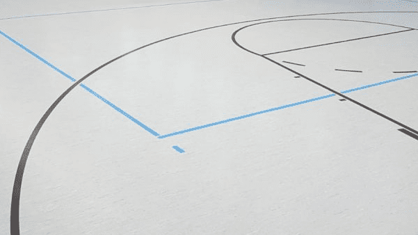 Blick auf einen Basketballfeldboden mit blauen und braunen Linien für Spielfeldmarkierungen.